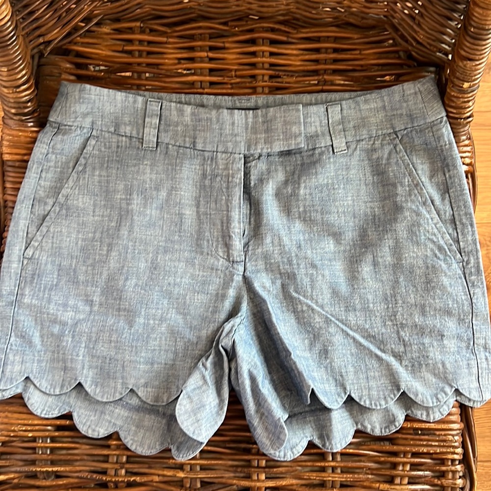 Sz. 4 J.Crew Chambray shorts with scalloped hem.